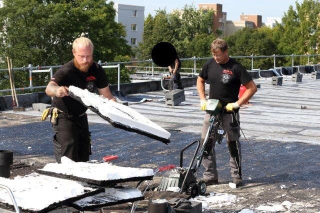 Dachdecker arbeiten am Soka-Bau im Selkeweg in Braunschweig