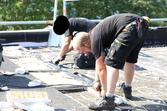 Dachdecker arbeiten am Soka-Bau im Selkeweg in Braunschweig