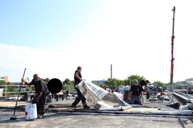 Dachdeckerei arbeitet am Soka-Bau im Selkeweg in Braunschweig