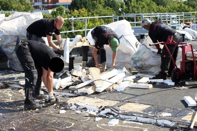 Dachdecker arbeiten am Soka-Bau im Selkeweg in Braunschweig