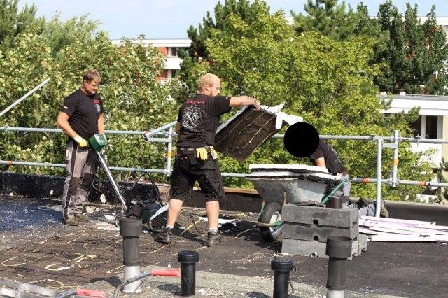 Dachdecker arbeiten am Soka-Bau im Selkeweg in Braunschweig