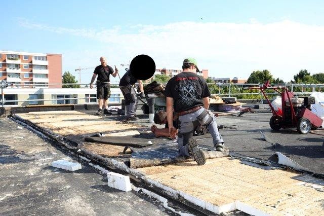 Dachdecker arbeiten am Soka-Bau im Selkeweg in Braunschweig