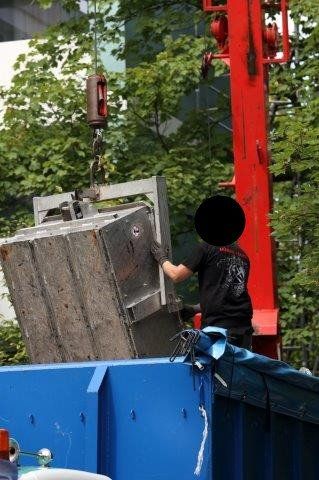 Kran bei Dacharbeiten am Soka-Bau im Selkeweg in Braunschweig