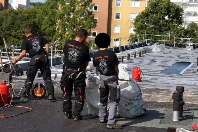 Dachdeckerei arbeitet am Soka-Bau im Selkeweg in Braunschweig