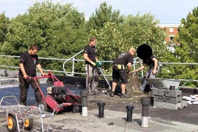 Dachdeckerei arbeitet am Soka-Bau im Selkeweg in Braunschweig