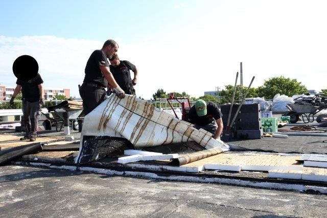 Dachdeckerei arbeitet am Soka-Bau im Selkeweg in Braunschweig