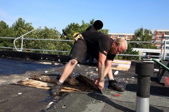 Dachdecker arbeiten am Soka-Bau im Selkeweg in Braunschweig