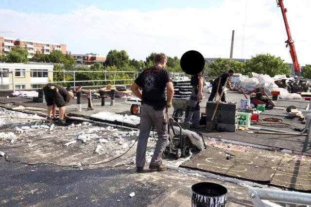 Dachdeckerei arbeitet am Soka-Bau im Selkeweg in Braunschweig