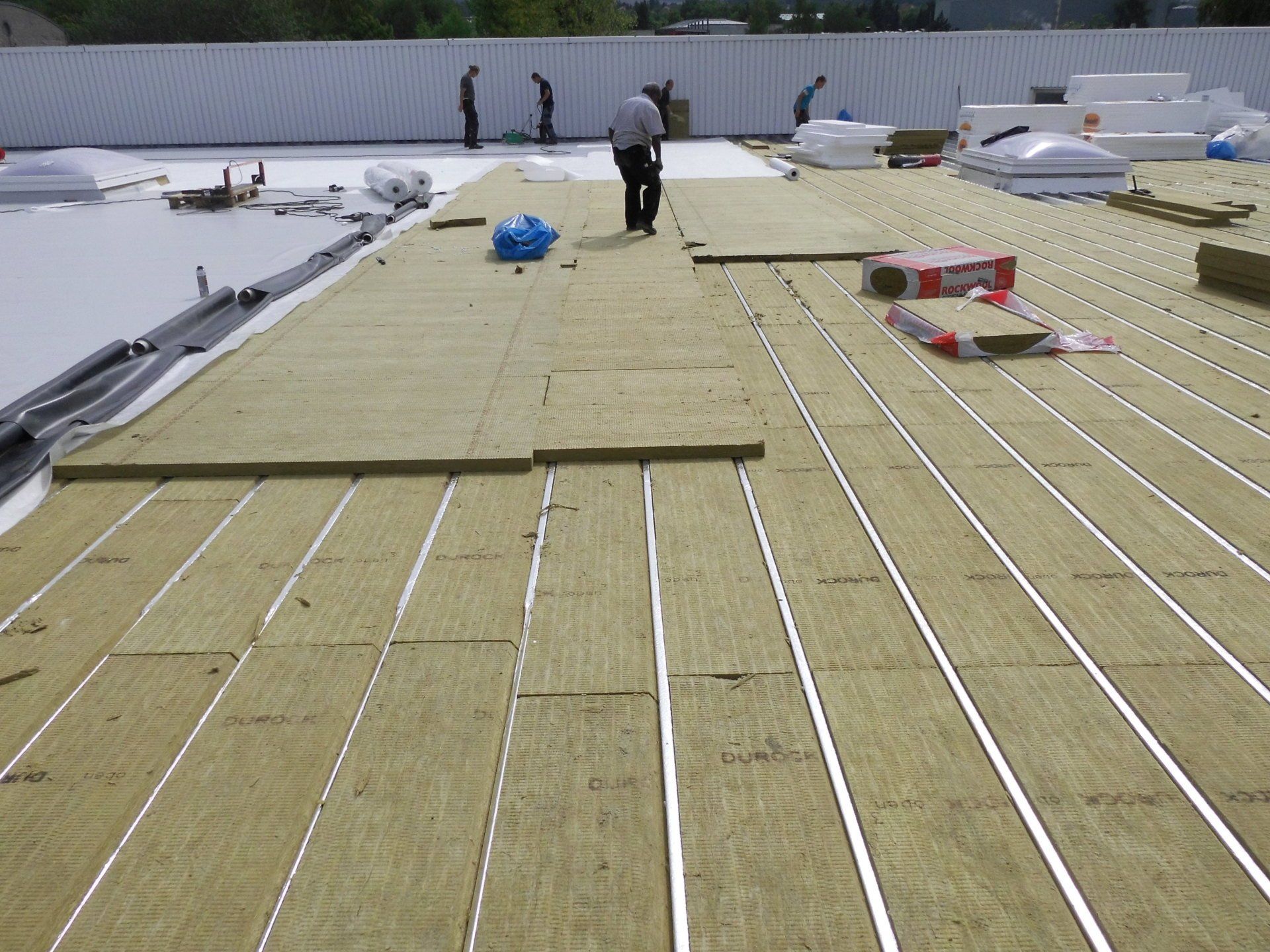 Dachdecker isoliert Industriedach