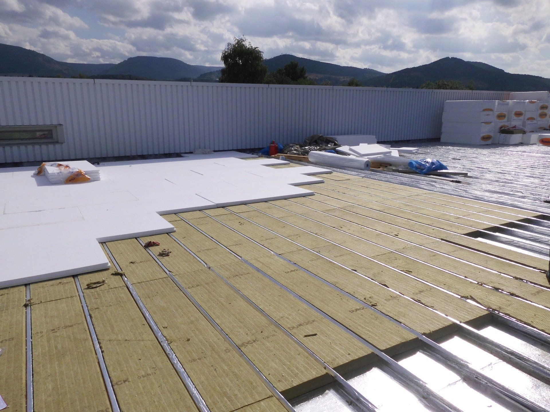 Isolierung auf Industriedach