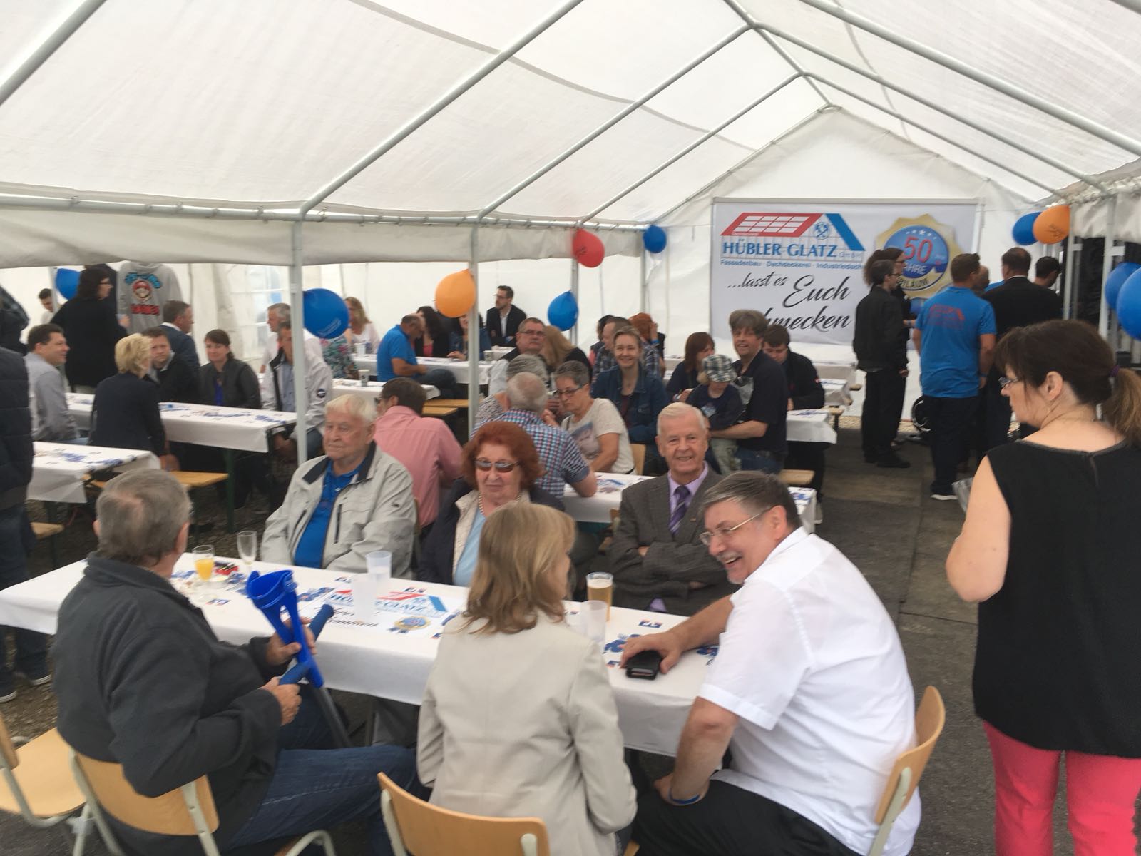 Festzelt beim Firmenjubiläum von Dachdeckerei Hübler und Glatz GmbH