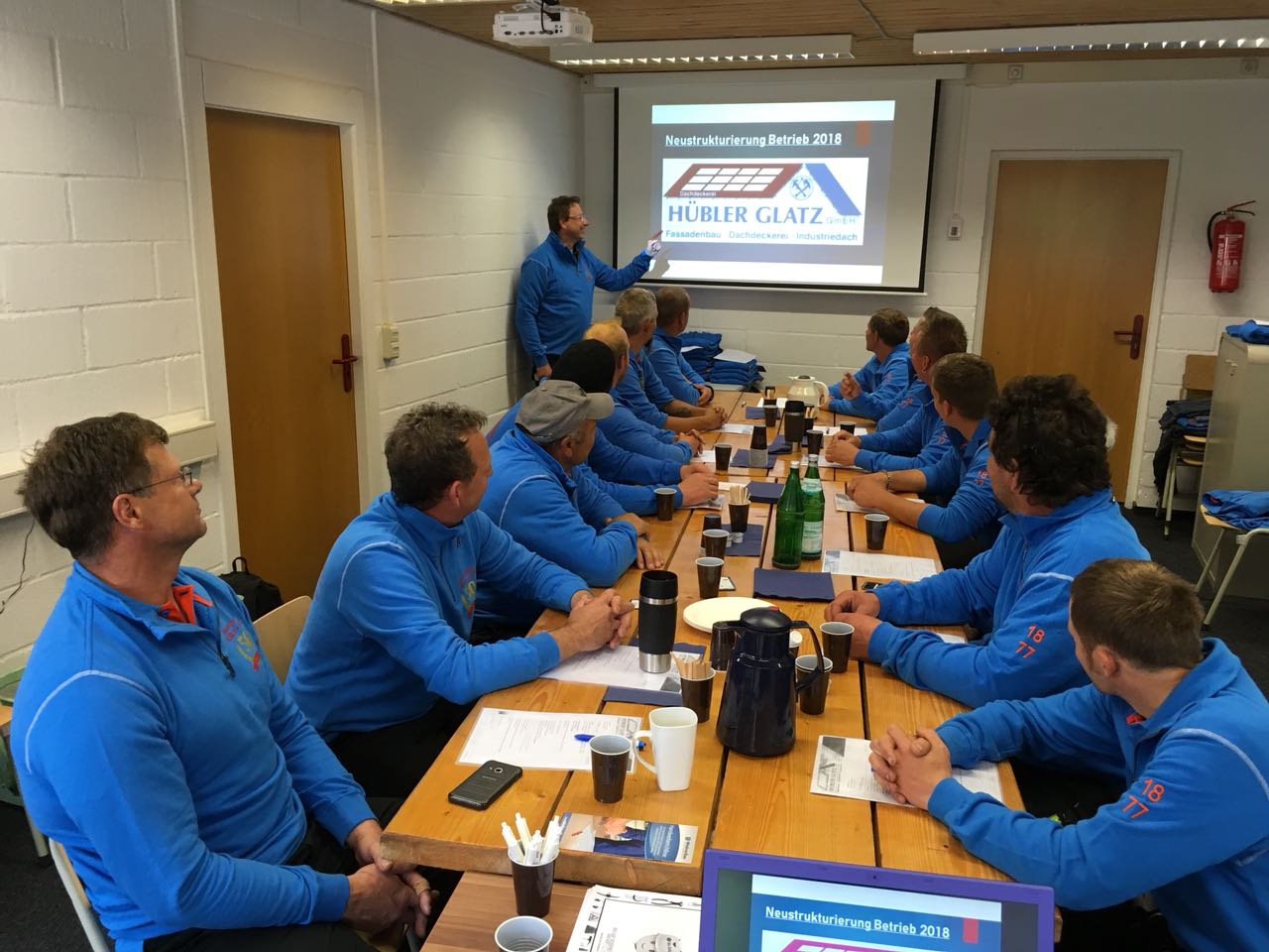 Team von Dachdeckerei Hübler und Glatz GmbH beim Seminar für Arbeitssicherheit