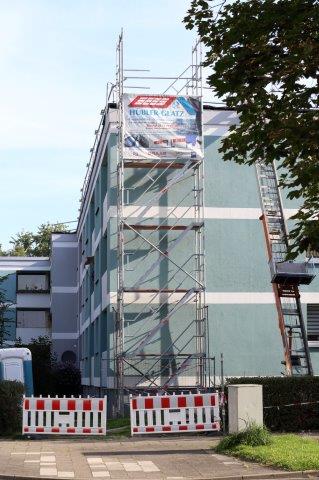 Gerüst vom Soka-Bau im Selkeweg in Braunschweig mit Banner von Dachdeckerei Hübler und Glatz GmbH