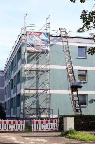 Gerüst vom Soka-Bau im Selkeweg in Braunschweig mit Banner von Dachdeckerei Hübler und Glatz GmbH