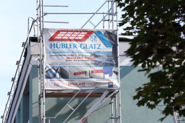 Gerüst vom Soka-Bau im Selkeweg in Braunschweig mit Banner von Dachdeckerei Hübler und Glatz GmbH