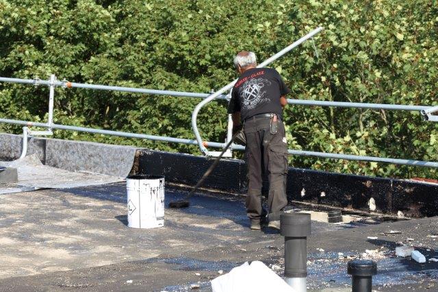 Dachdecker arbeitet am Soka-Bau im Selkeweg in Braunschweig