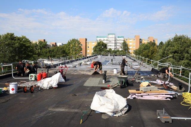 Dachdecker arbeiten am Soka-Bau im Selkeweg in Braunschweig