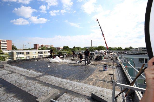 Dachdecker arbeiten am Soka-Bau im Selkeweg in Braunschweig
