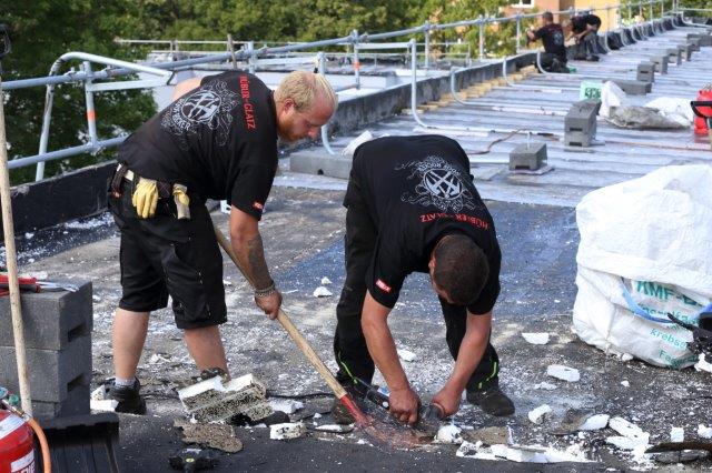 Dachdecker arbeiten am Soka-Bau im Selkeweg in Braunschweig