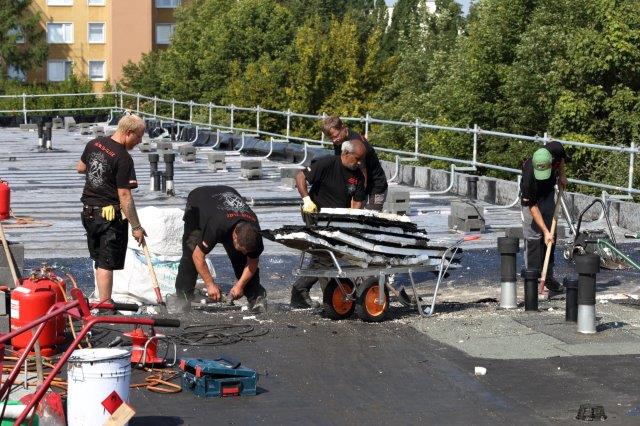 Dachdecker arbeitet am Soka-Bau im Selkeweg in Braunschweig