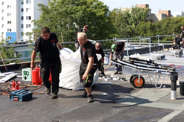 Dachdeckerei arbeitet am Soka-Bau im Selkeweg in Braunschweig
