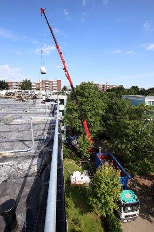 Kran bei Dacharbeiten am Soka-Bau im Selkeweg in Braunschweig