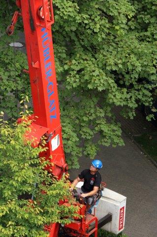 Kran bei Dacharbeiten am Soka-Bau im Selkeweg in Braunschweig