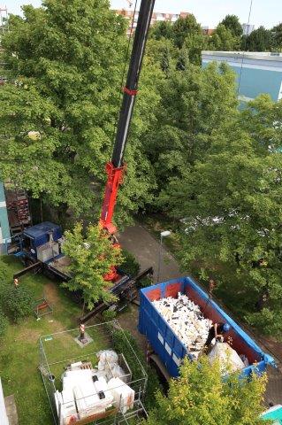 Kran bei Dacharbeiten am Soka-Bau im Selkeweg in Braunschweig