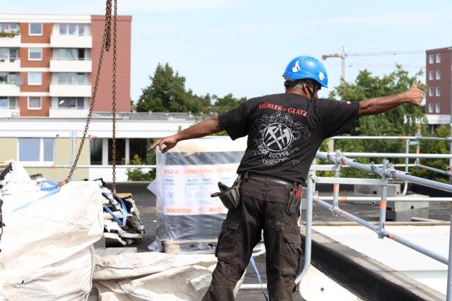 Dachdecker arbeitet am Soka-Bau im Selkeweg in Braunschweig
