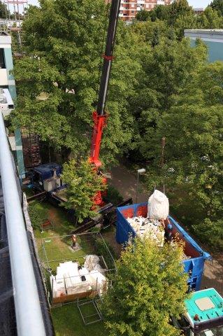 Kran bei Dacharbeiten am Soka-Bau im Selkeweg in Braunschweig