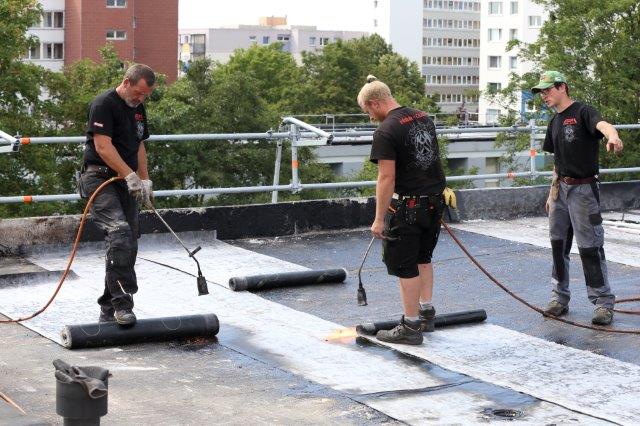 Dachdecker arbeiten am Soka-Bau im Selkeweg in Braunschweig