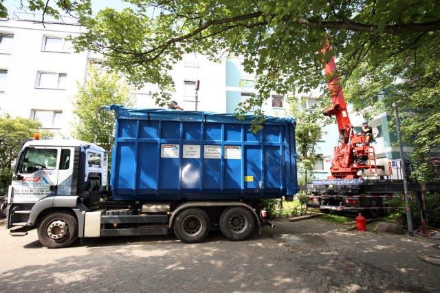 Kran bei Dacharbeiten am Soka-Bau im Selkeweg in Braunschweig