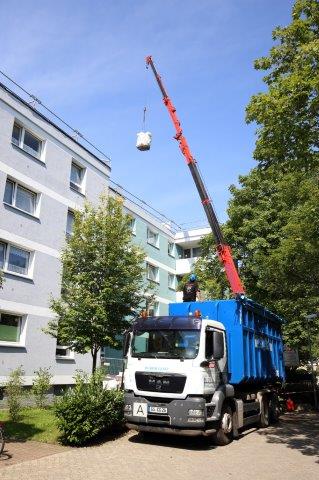 Kran bei Dacharbeiten am Soka-Bau im Selkeweg in Braunschweig