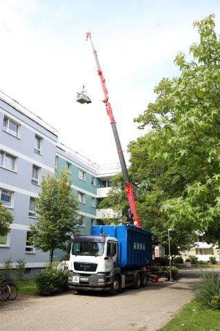 Kran bei Dacharbeiten am Soka-Bau im Selkeweg in Braunschweig
