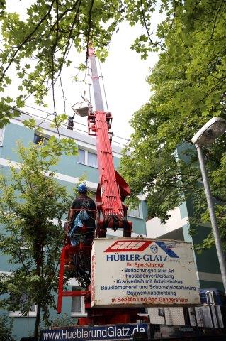 Kran bei Dacharbeiten am Soka-Bau im Selkeweg in Braunschweig