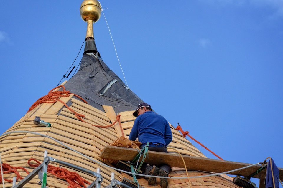 Spezialist für Dacharbeiten arbeitet am Dach