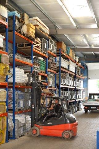Roter Gabelstapler im Lager