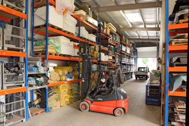 Roter Gabelstapler im Lager