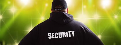 Una persona che indossa una felpa nera con la scritta 