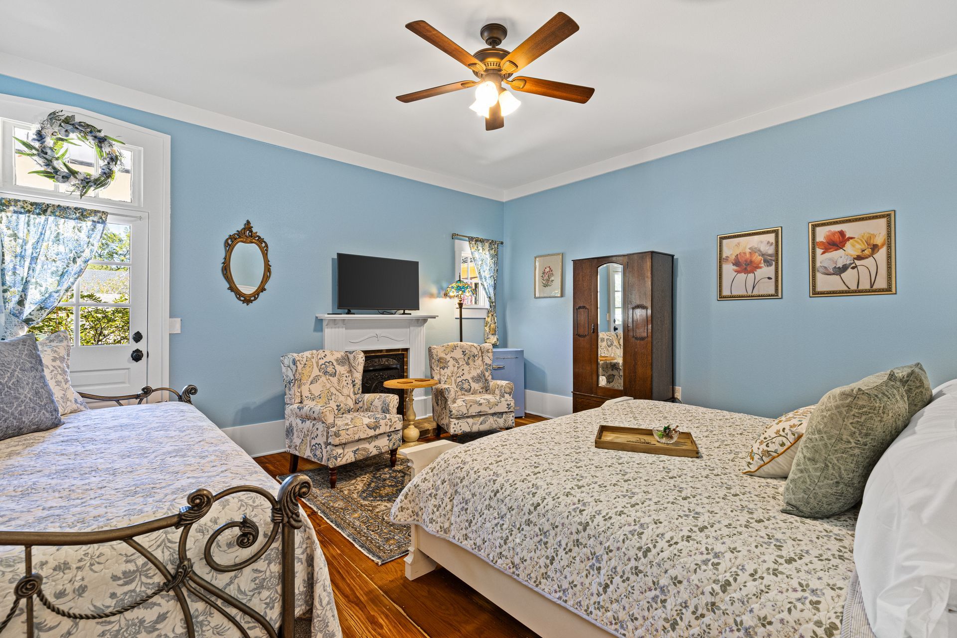 Longview Construction - Restoration - Steamboat Inn - Bedroom 