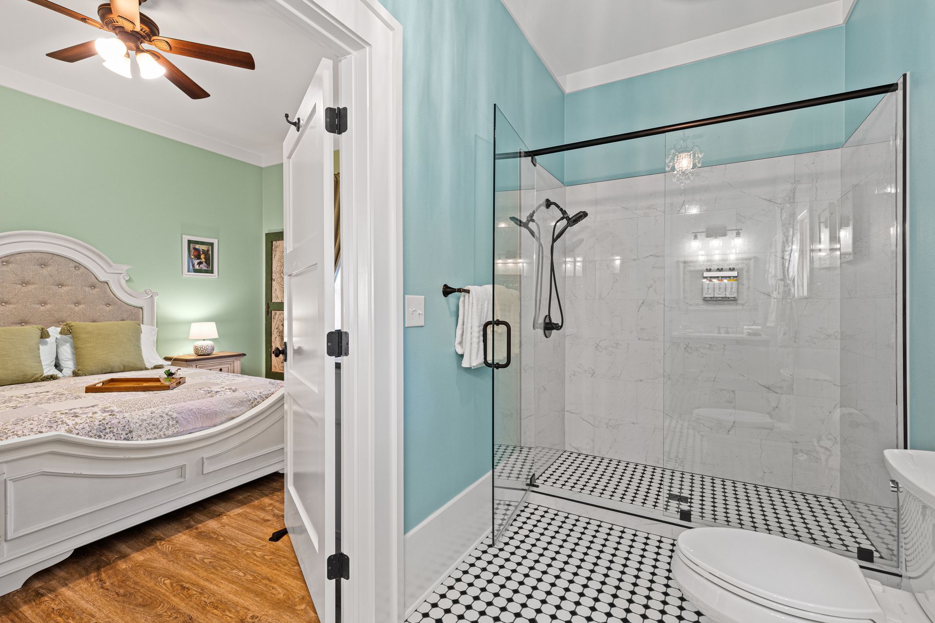 Longview Construction - Restoration - Steamboat Inn - Bathroom 