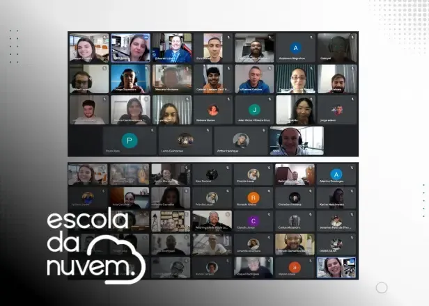 Online class with many participants, logo for "Escola da Nuvem." Black and white backdrop.