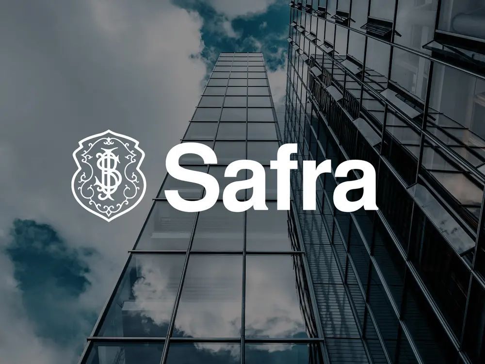 A tall building with the word safra on it