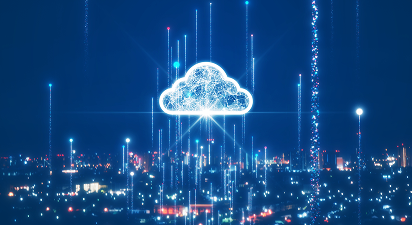 Imagem ilustrativa de uma nuvem digital recebendo dados de uma cidade noturna 