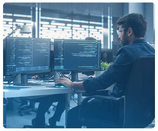 Um homem está sentado à mesa usando um desktop