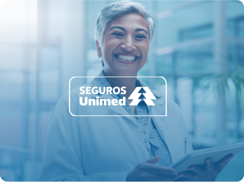 Uma mulher de jaleco está segurando um tablet e sorrindo.