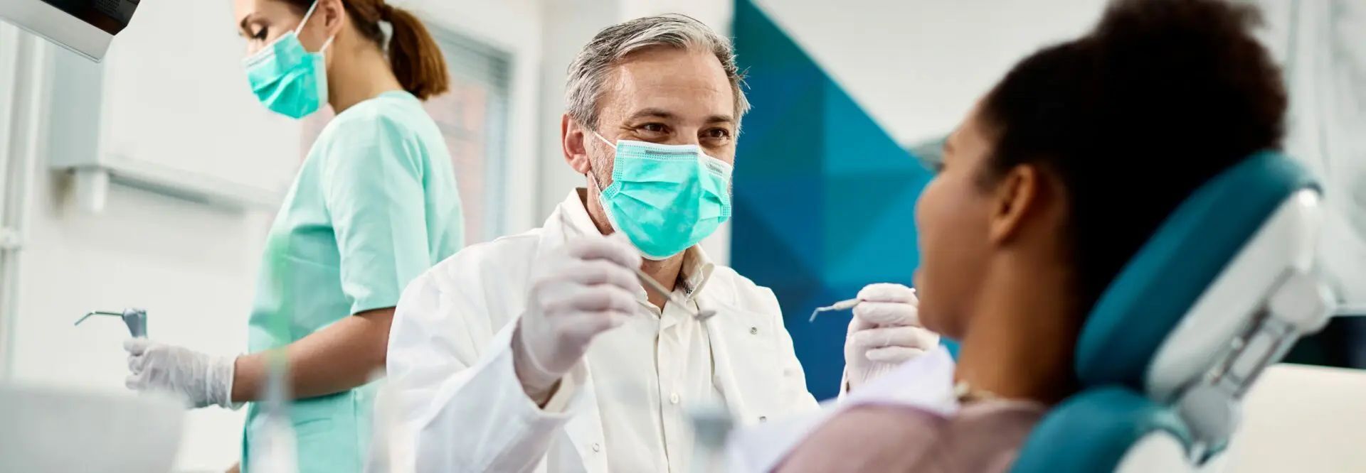 Dentista em atendimento