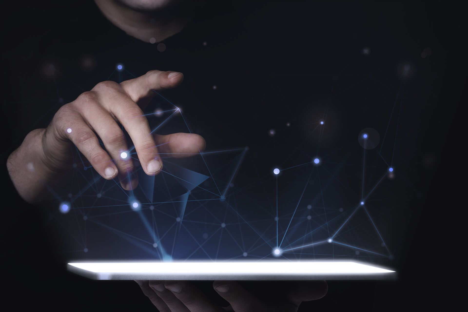Uma pessoa está usando um tablet com uma tela futurista.