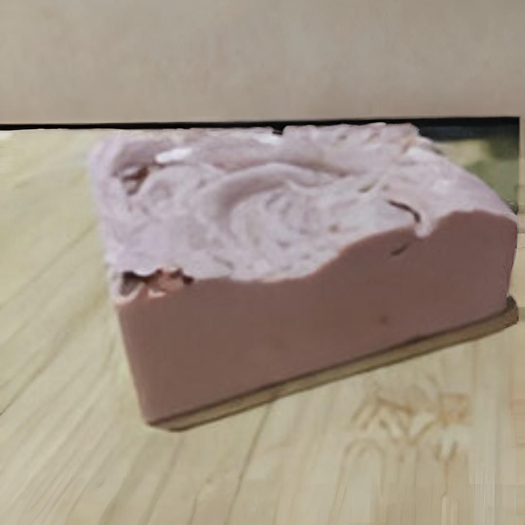 Una barra rectangular de jabón de color malva.