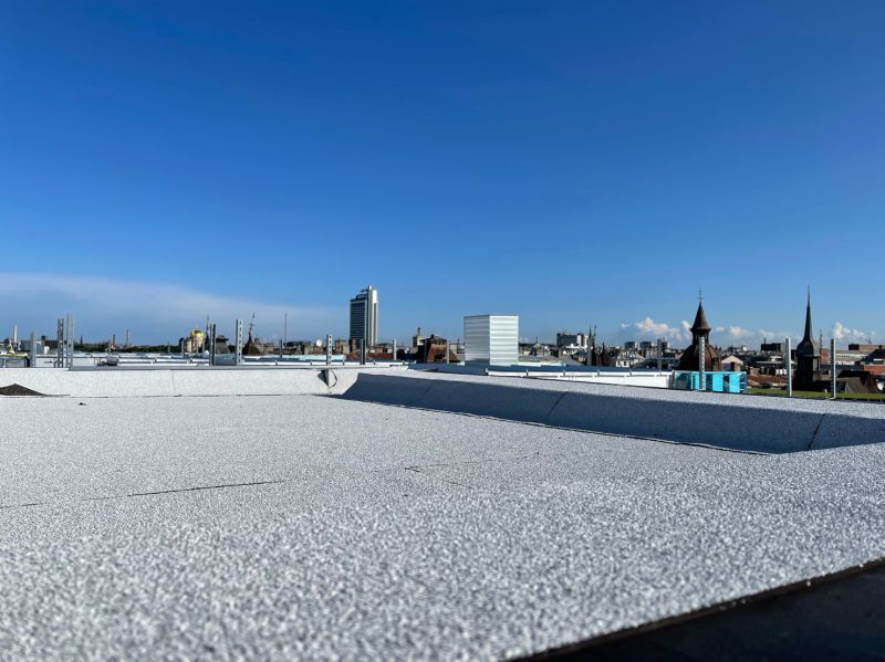 Cool roof membrānas